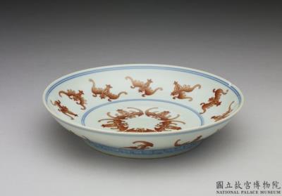 图片[2]-Dish with underglaze blue decoration and bats in overglaze red, Qing dynasty, Jiaqing reign (1796-1820)-China Archive